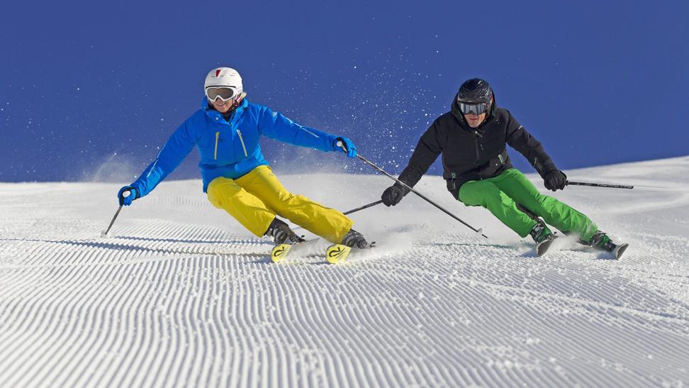 Paar fährt gemeinsam Ski