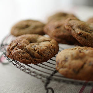 Cookies mit dunkler Schokolade und Datteln