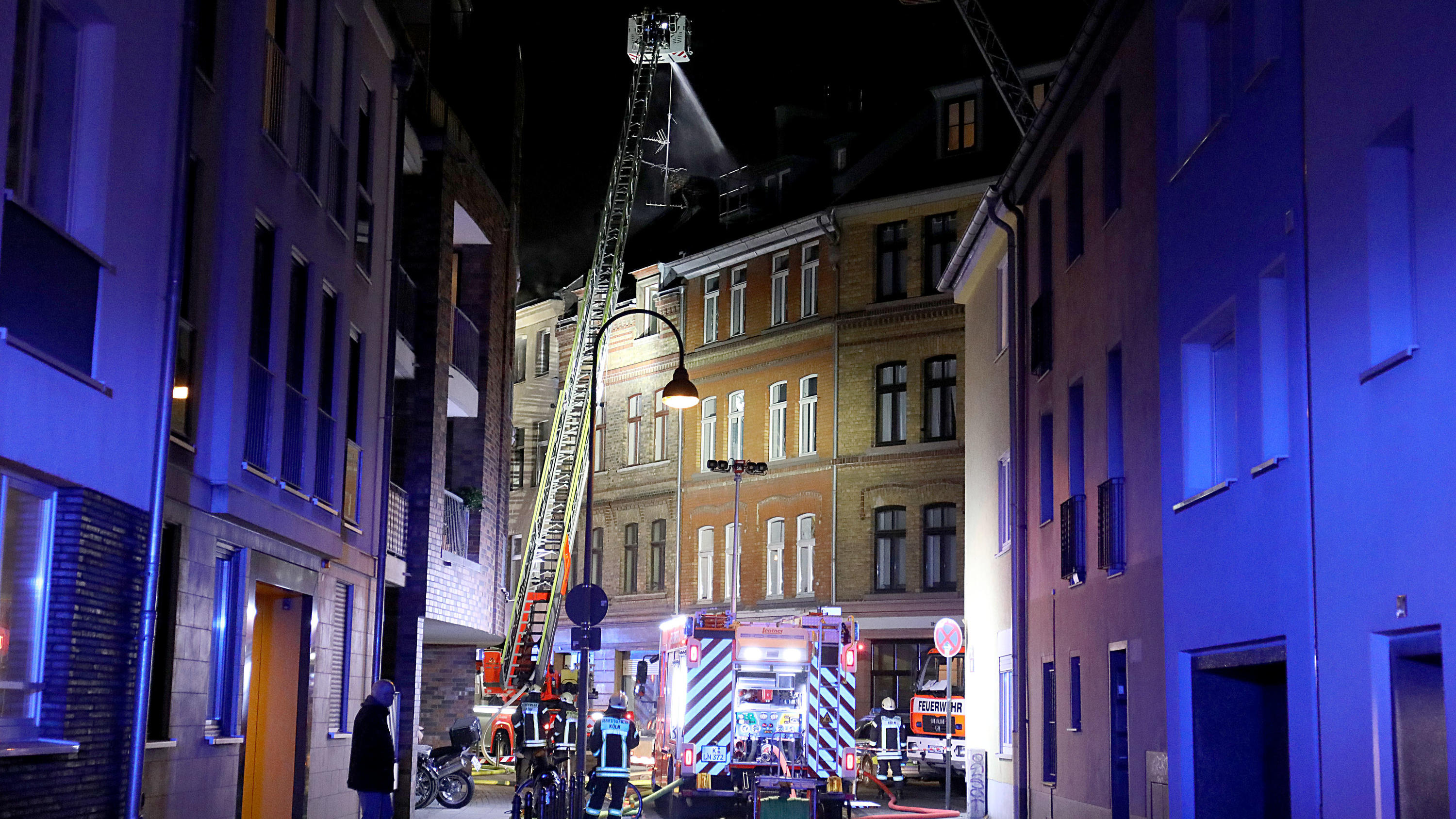 Brand in Kölner Innenstadt: Zwei Menschen tot, Treppenhaus stürzt ein