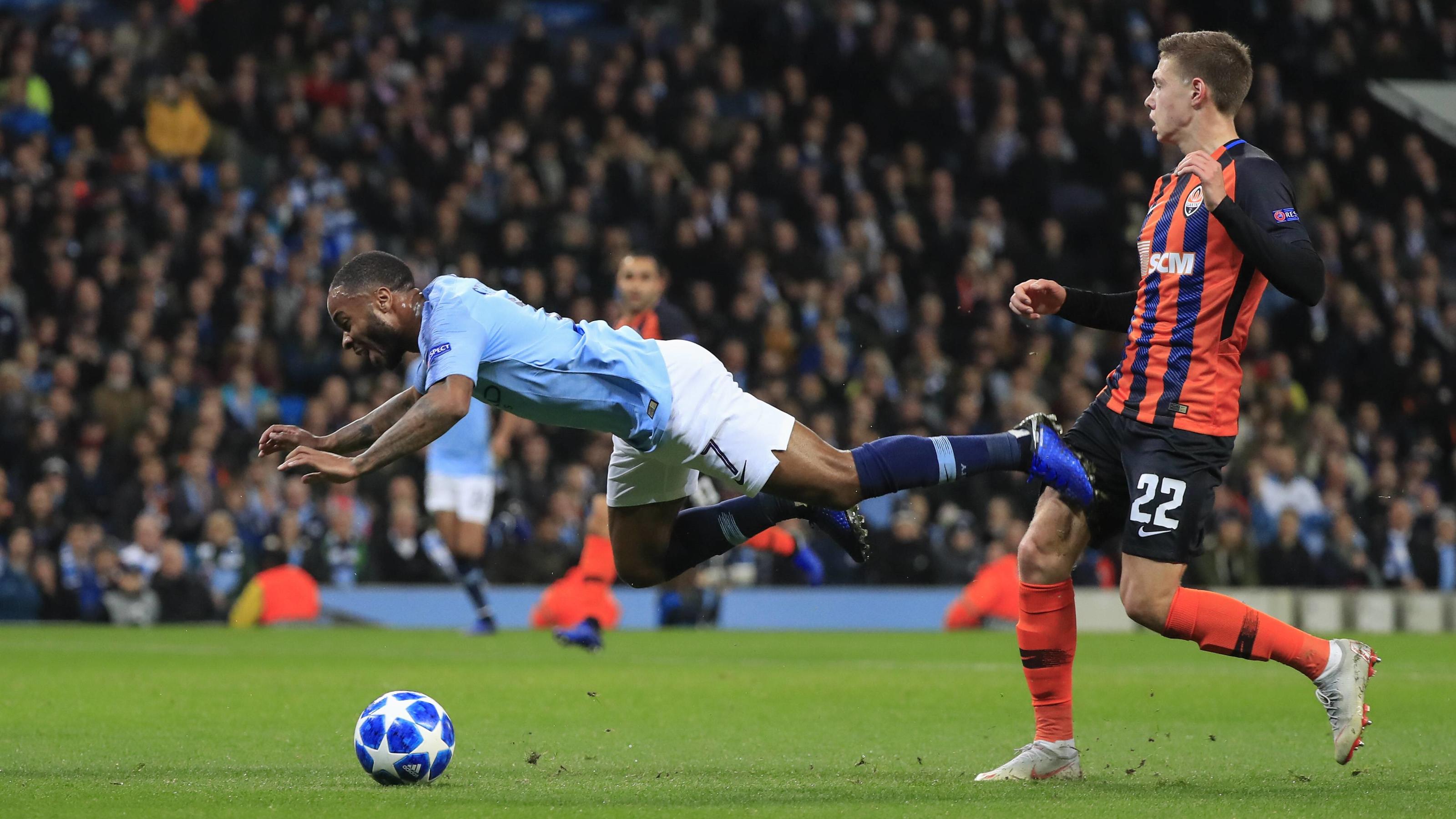 Die Mutter aller Witz-Elfmeter: Raheem Sterling bleibt im ...