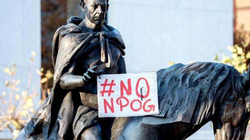 #noNPOG Plakat auf Figur der Göttinger Sieben