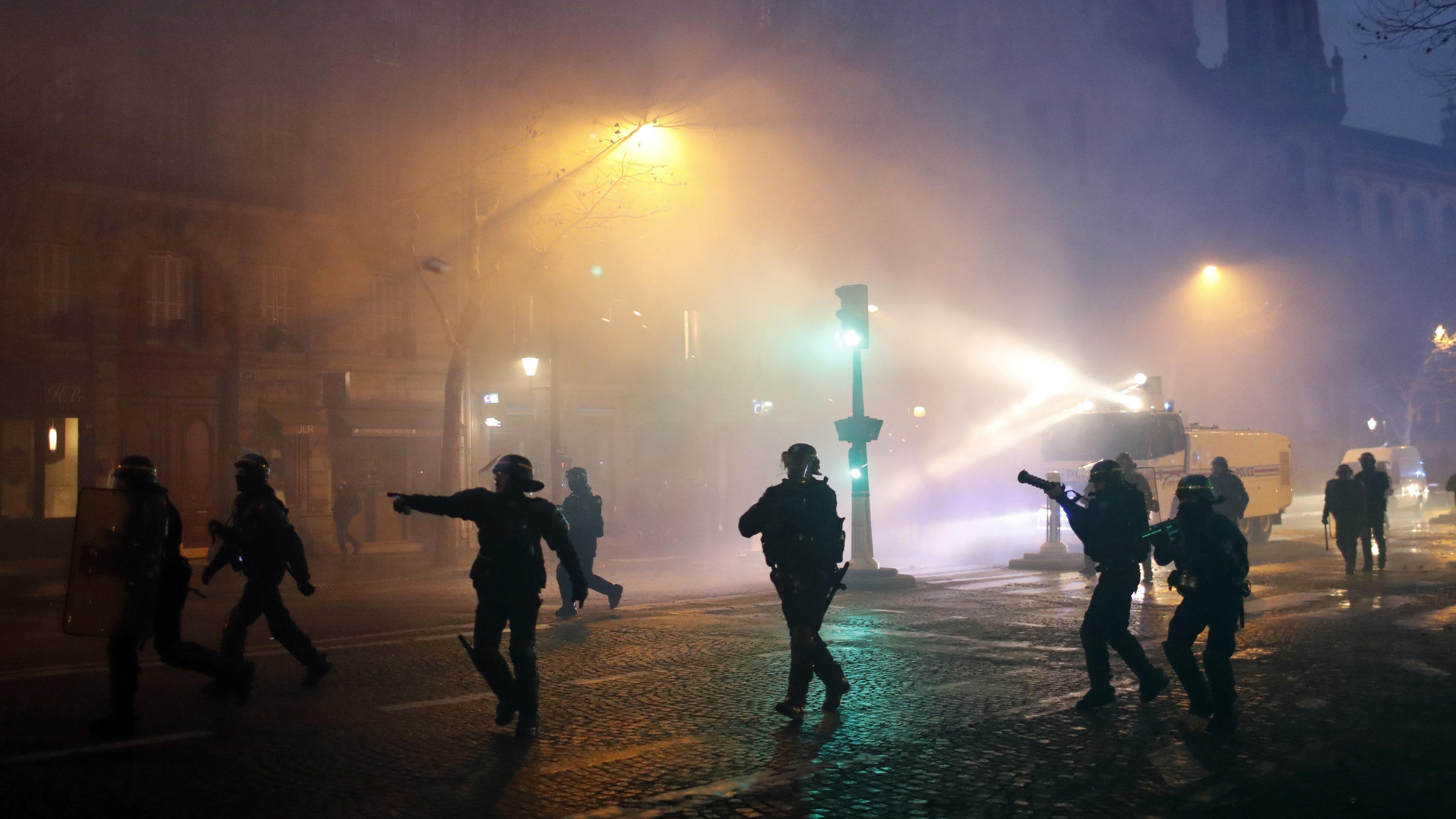 dpatopbilder - 08.12.2018, Frankreich, Paris: Die Polizei geht gegen die Demonstranten vor. Bei den Demonstrationen der «Gelben Westen» in Paris hat sich die Lage am Samstagnachmittag zugespitzt. Die Polizei setzte Tränengas und Wasserwerfer ein. Nac