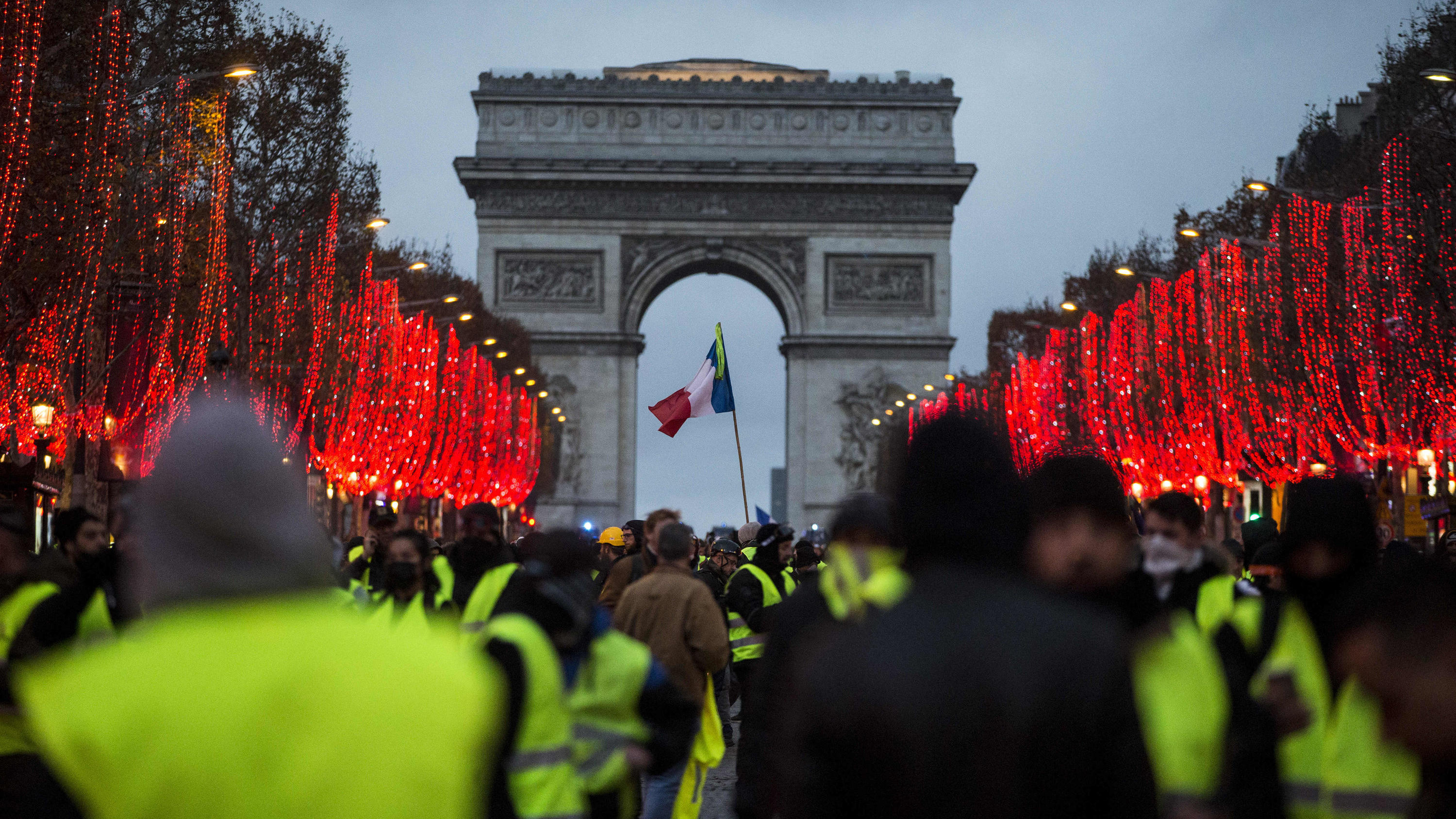dpatopbilder - 08.12.2018, Frankreich, Paris: Demonstranten stehen vor dem Arc de Triomphe. Bei den Demonstrationen der «Gelben Westen» in Paris hat sich die Lage am Samstagnachmittag zugespitzt. Die Polizei setzte Tränengas und Wasserwerfer ein. Nac