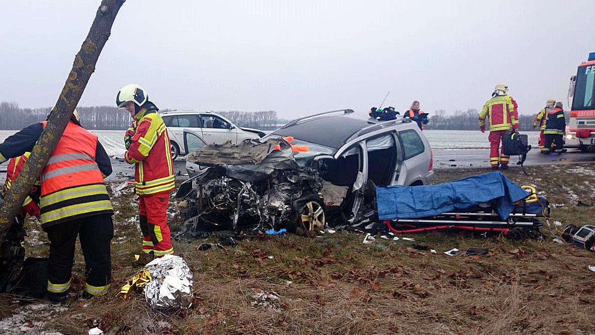 Schwerer Unfall beim Überholen auf B7 in Thüringen: Drei Tote, zwei