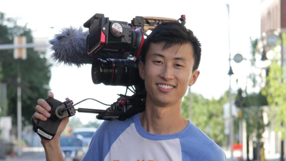 Regisseur Bing Liu mit Kamera