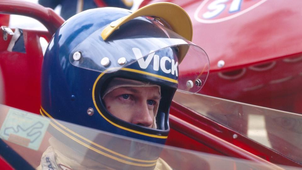 Ronnie Peterson in einem Rennwagen