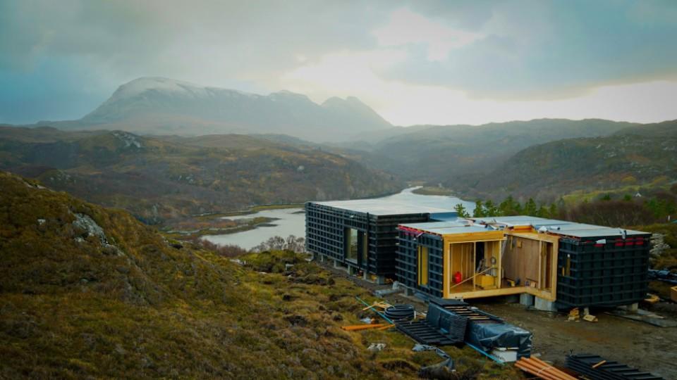 Das Traumhaus auf einer Klippe an der zerklüfteten Nordwestküste Schottlands.Die Verwendung des sendungsbezogenen Materials ist nur mit dem Hinweis und Verlinkung auf RTL+ gestattet.