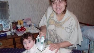 Schock-Foto im Internet: Mutter lässt Baby fallen