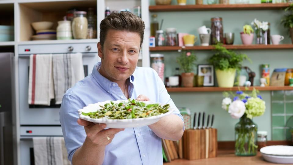 Der britische Starkoch Jamie Oliver  präsentiert vielseitige und leckere Gerichte für jeden Anlass, die Ihre Familie und Freunde begeistern werden. Für seine unkomplizierten Rezeptideen lässt er sich dabei von den gesündesten einheimischen Küchen der