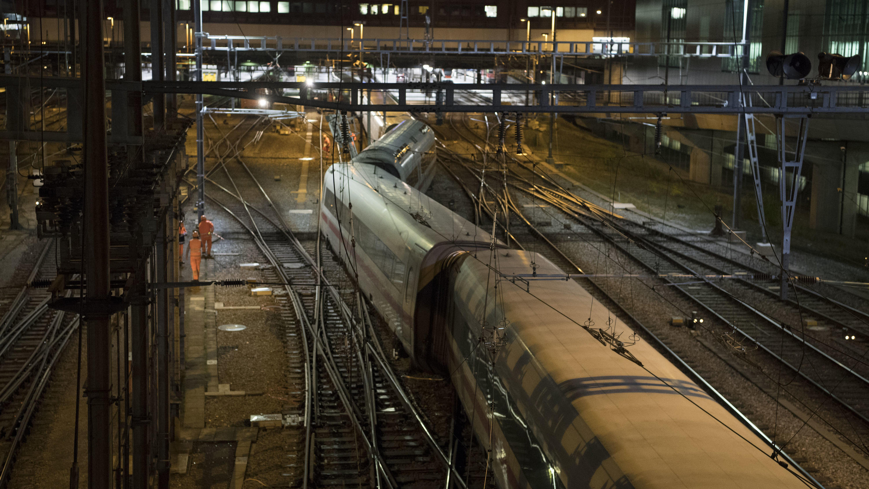 ICE im Schweizer Bahnhof Basel entgleist Drei Waggons