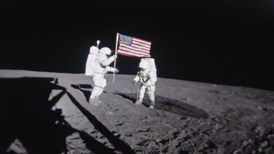 Astronauten stellen die Flagge der Vereinigten Staaten von Amerika auf dem Mond auf. 