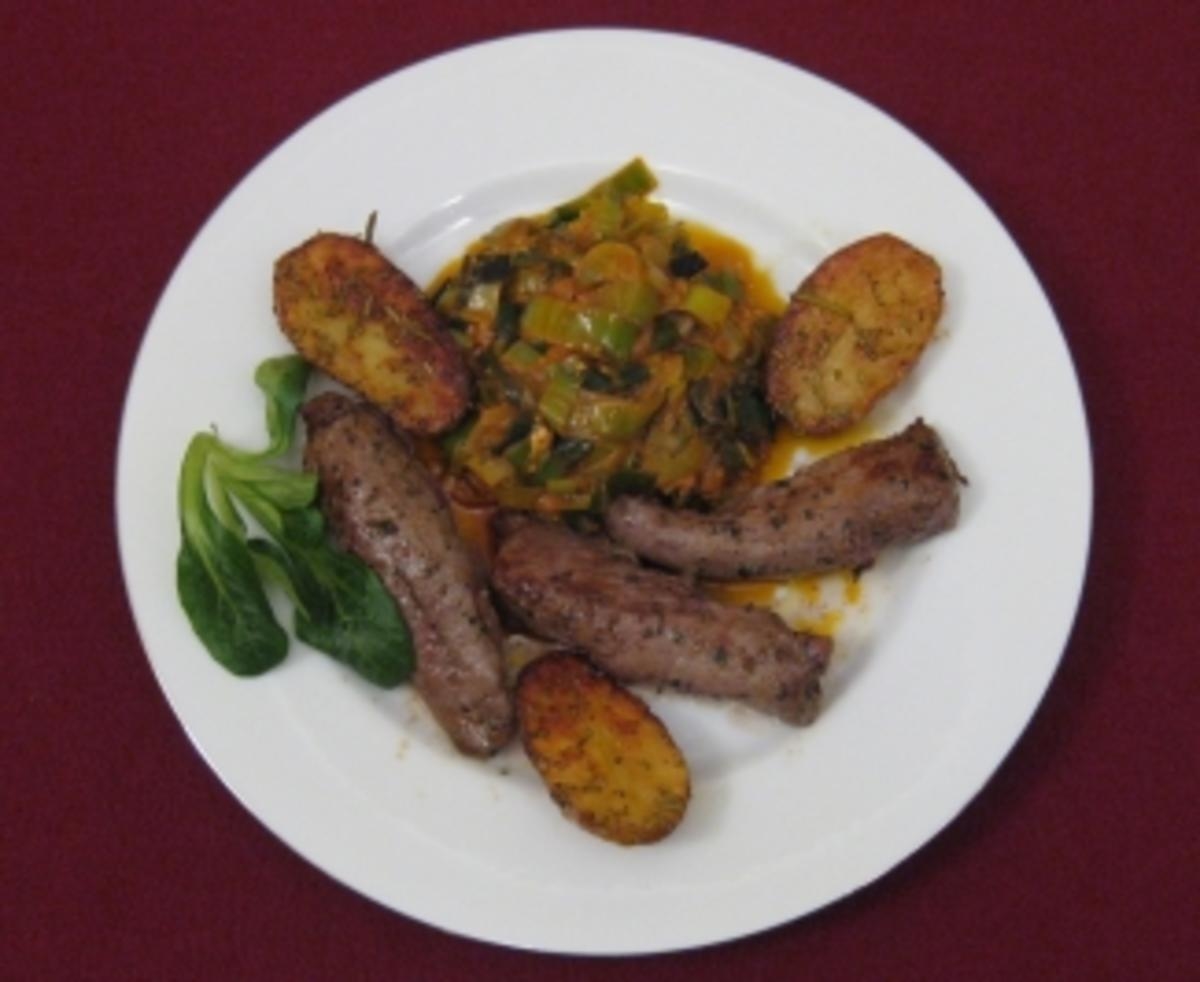Lammfilets an Lauch mit Feta in Tomaten-Paprikasoße an Rosmarinkartoffeln