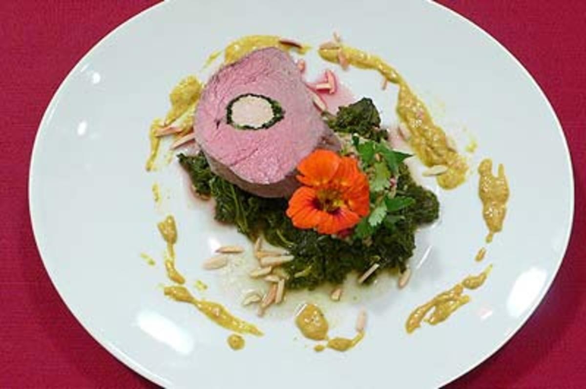 Gefülltes Rinderfilet mit Grünkohl-Curry u. Couscous mit Granatapfelkernen