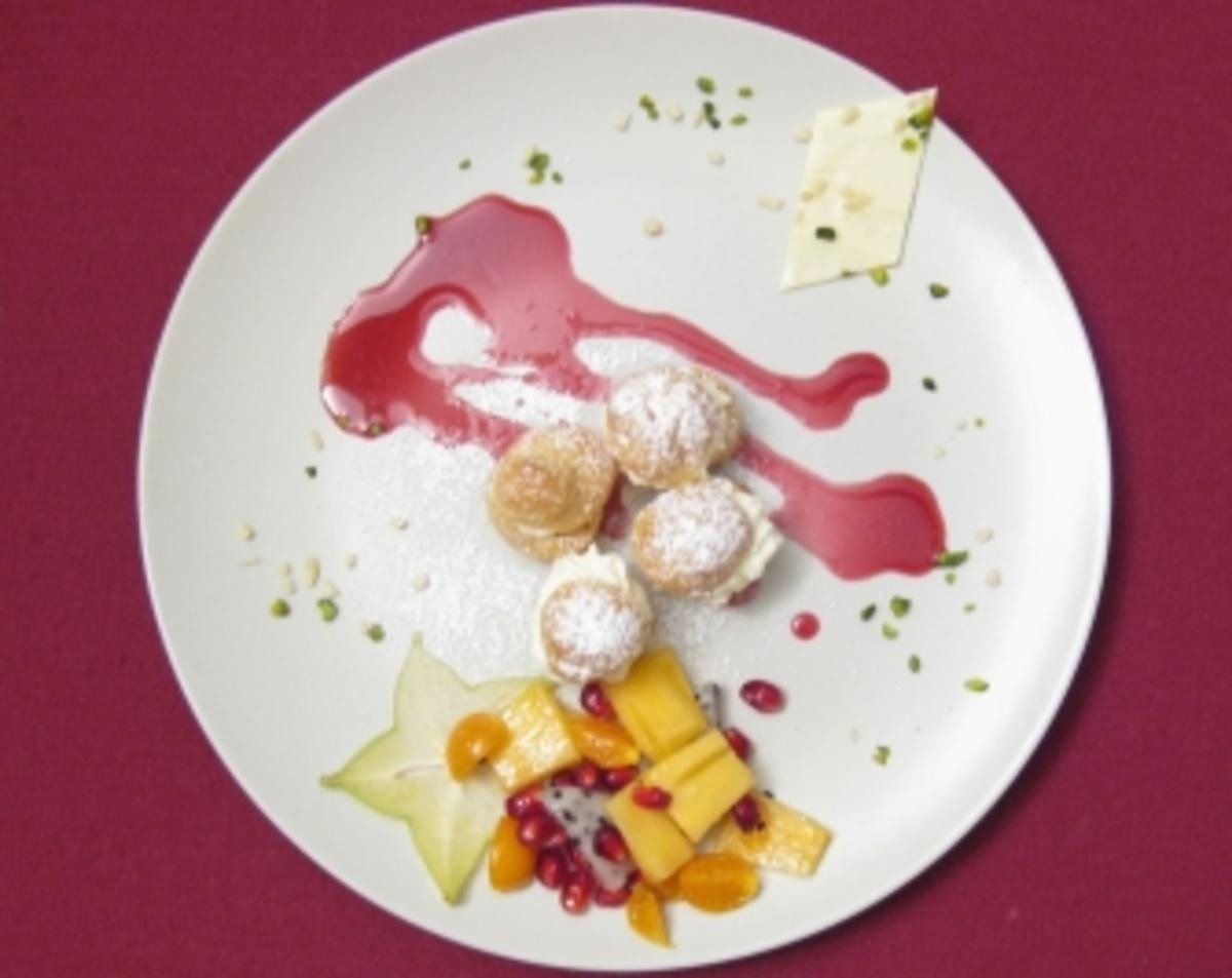 Persischer Windbeutel mit exotischen Früchten an Grenadine