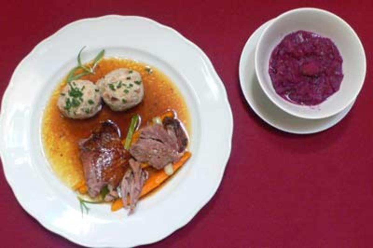 Bayerische Ofenente auf Gemüsebeet mit Blaukraut und Semmelknödel
