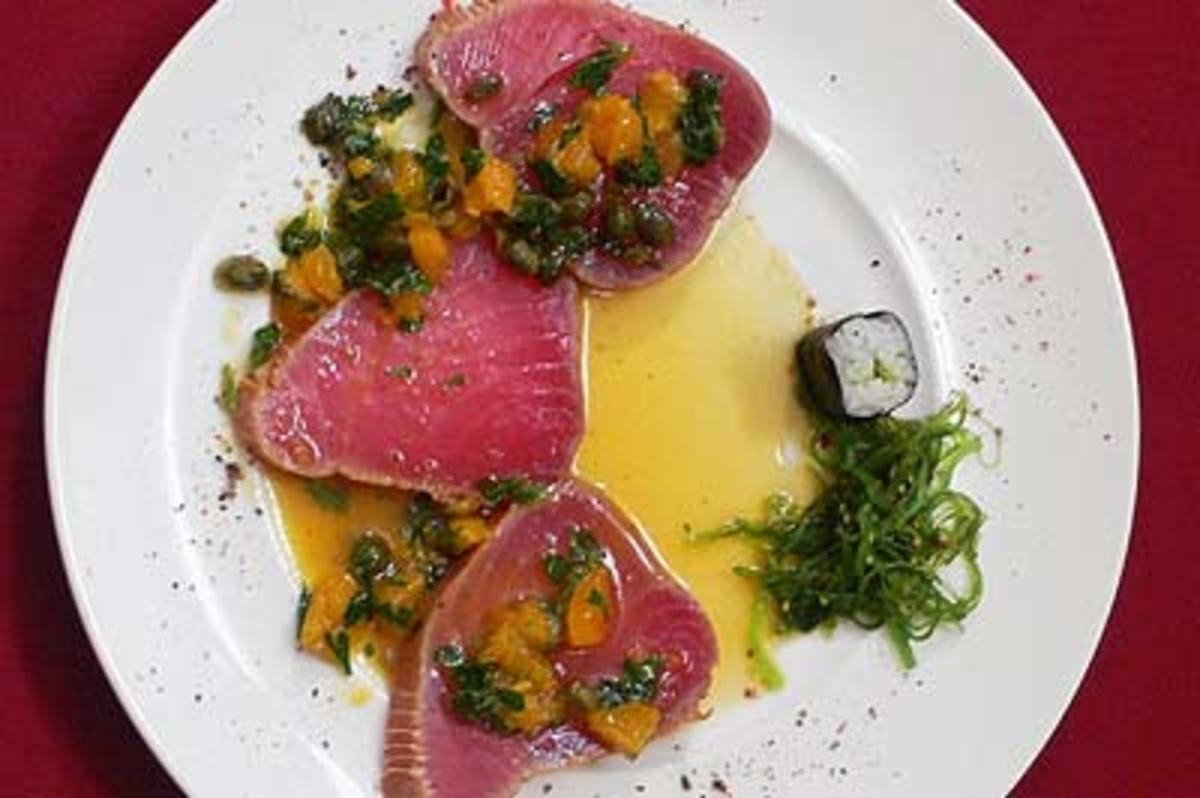 Gebeizter Tunfisch in Orangen-Kapernsoße
