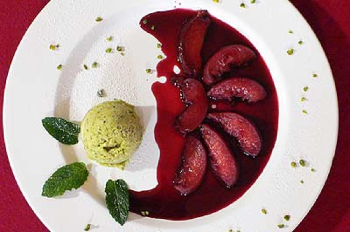Pfirsich in Rotwein mit Pistazieneis