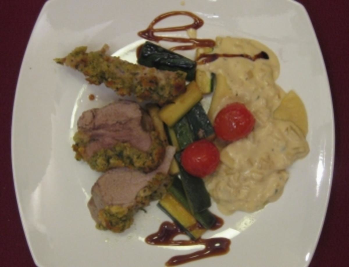 Schweinefilet im Kräutermantel an Ravioli und Balsamico-Zucchini