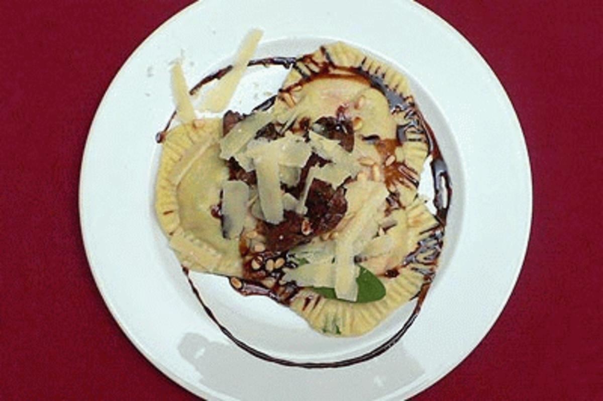 Erdbeer-Rucola-Ravioli mit Straußenfilet an Balsamicojus