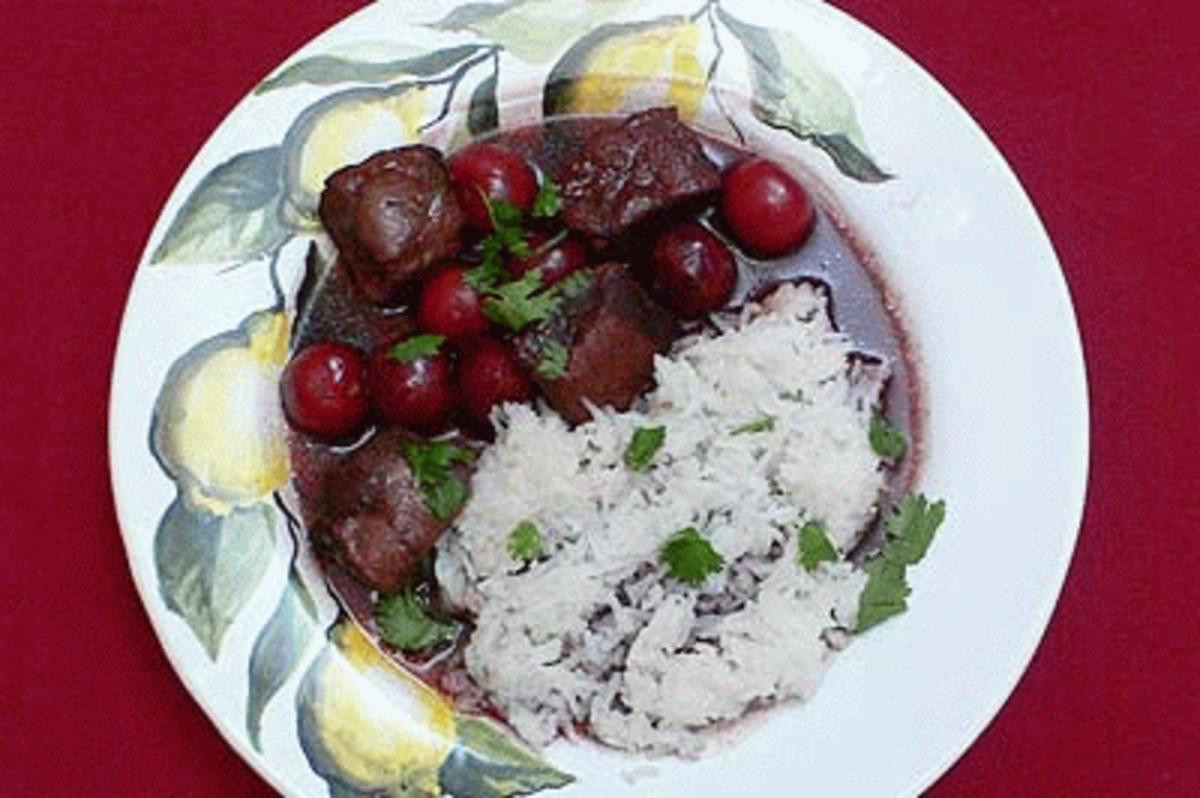 Lammfilet aus dem Wok mit Kirschen und Rotweinsoße an Basmatireis