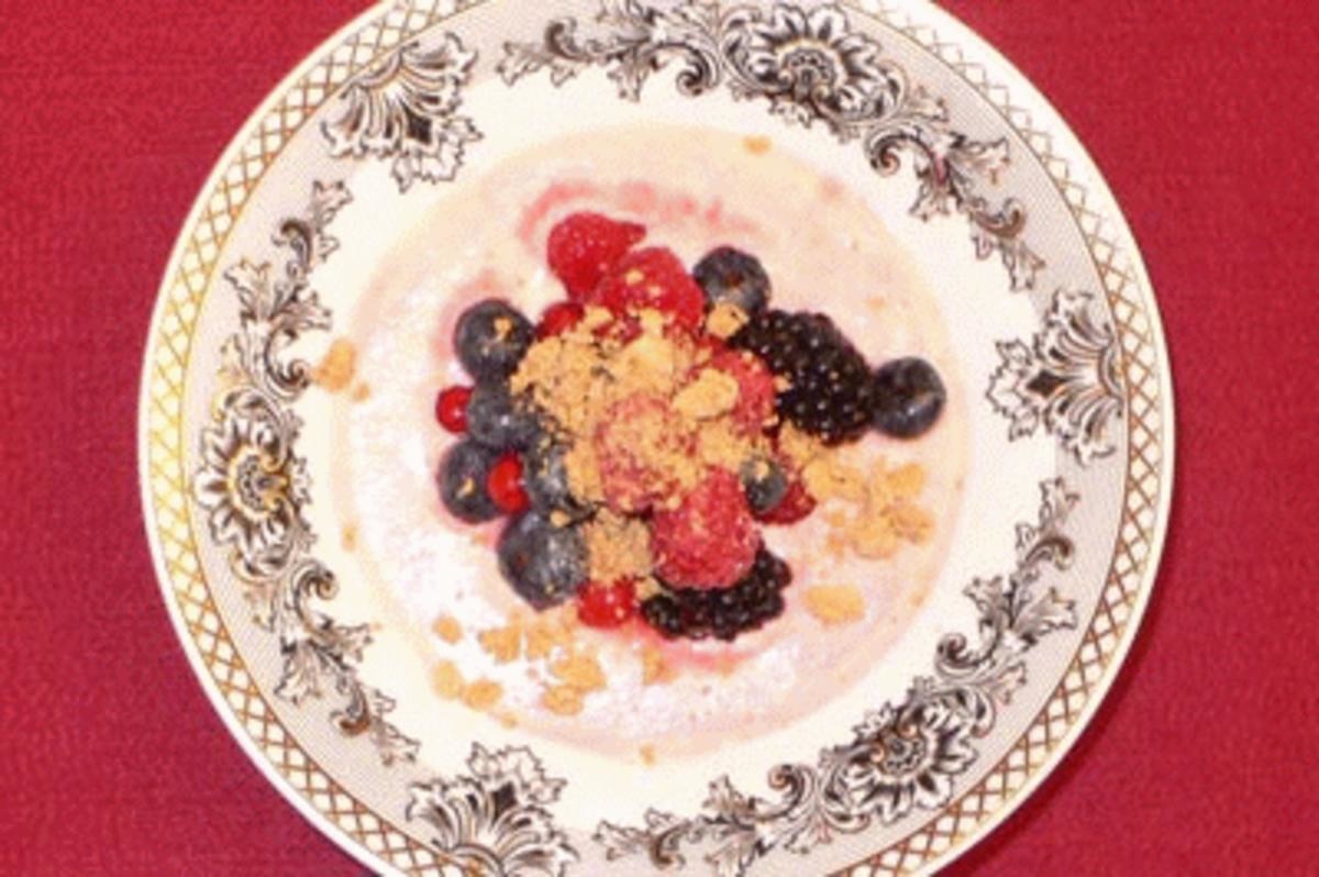 Geeiste Marzipansuppe mit frischen Beeren und Amarettini-Crunch