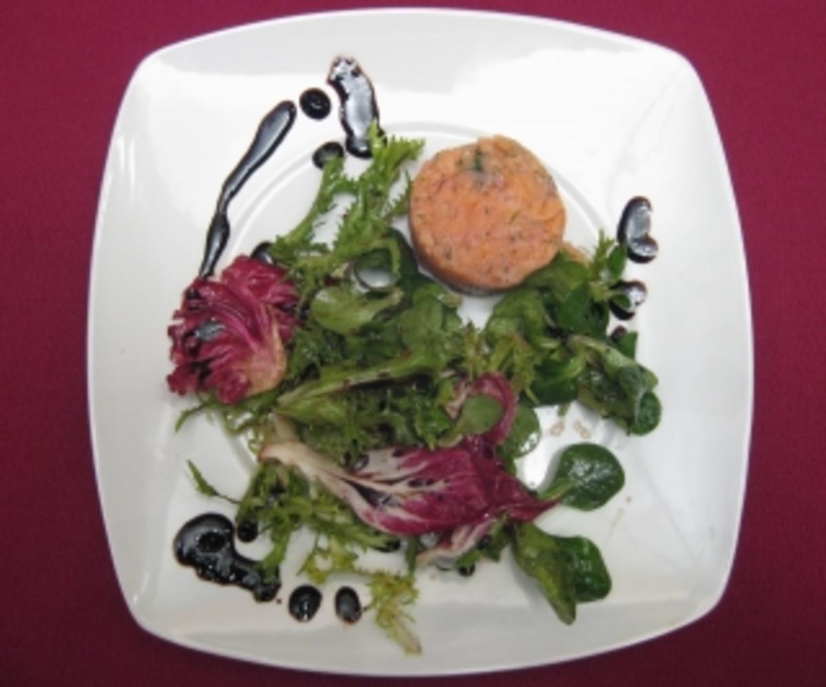 Räucherlachstatar auf Wintersalaten mit Frühlings-Dressing und Blätterteig
