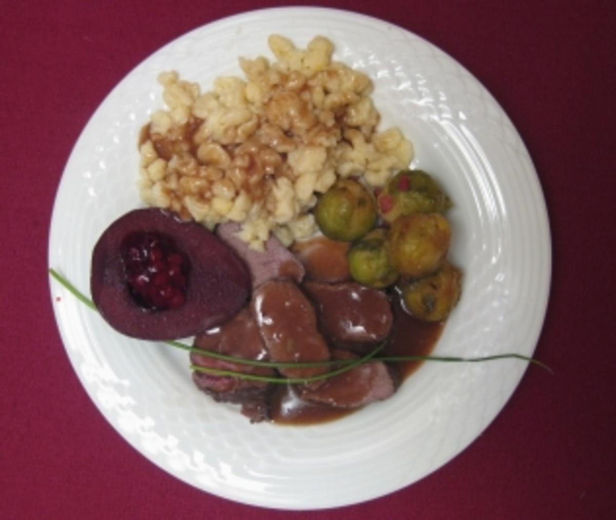 Hirschrückenfilet mit Rosenkohl und Spätzle