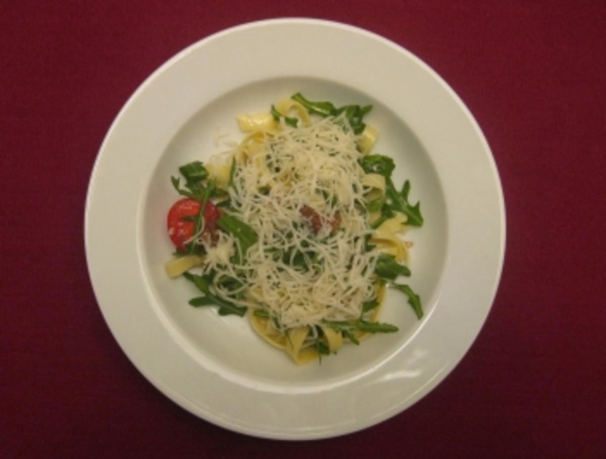 Salat von Tagliatelle mit Rucola und Pecorino