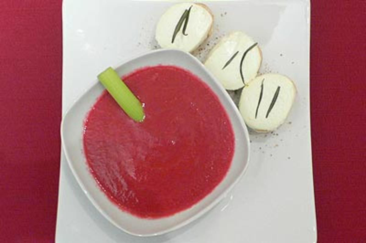 Himbeer-Gazpacho gehütet von Ziegenkäse-Crostini