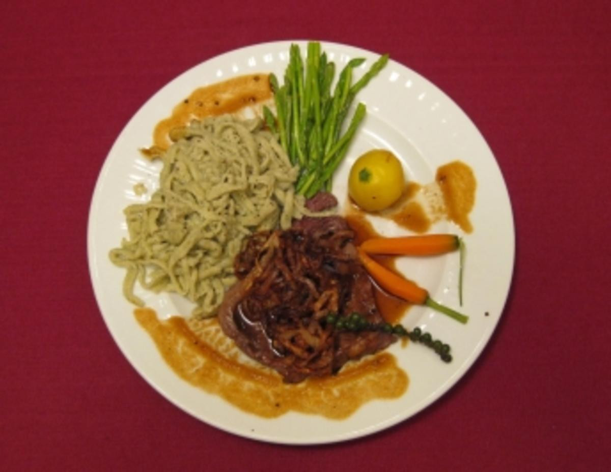 Schwäbischer Zwiebelrostbraten mit Gemüse und Kräuterspätzle