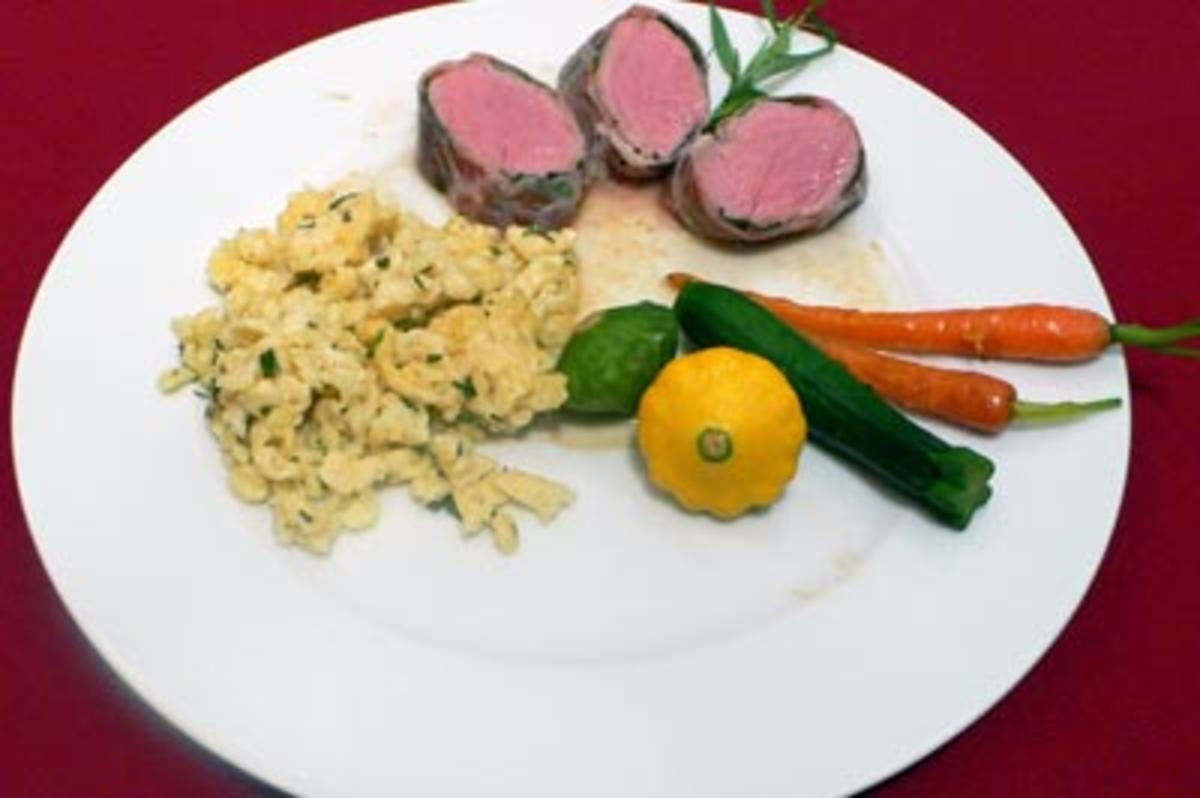 Saltimbocca vom Kalbsfilet mit Rosmarinspätzle und Zwerggemüse