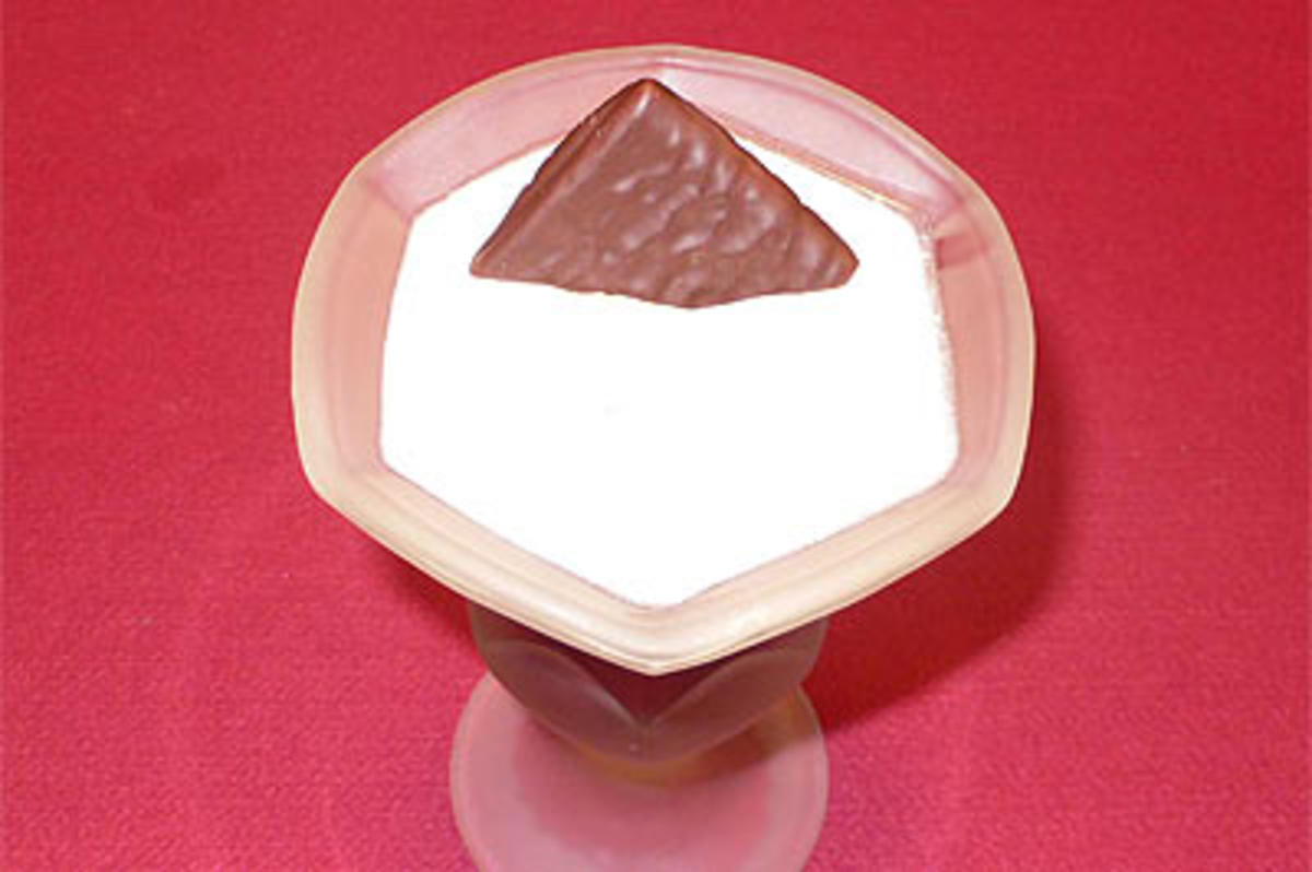 Joghurt-Minze-Creme auf Kirschen