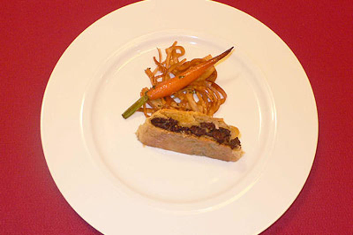 Blutwurststrudel mit glasiertem Wurzelgemüse