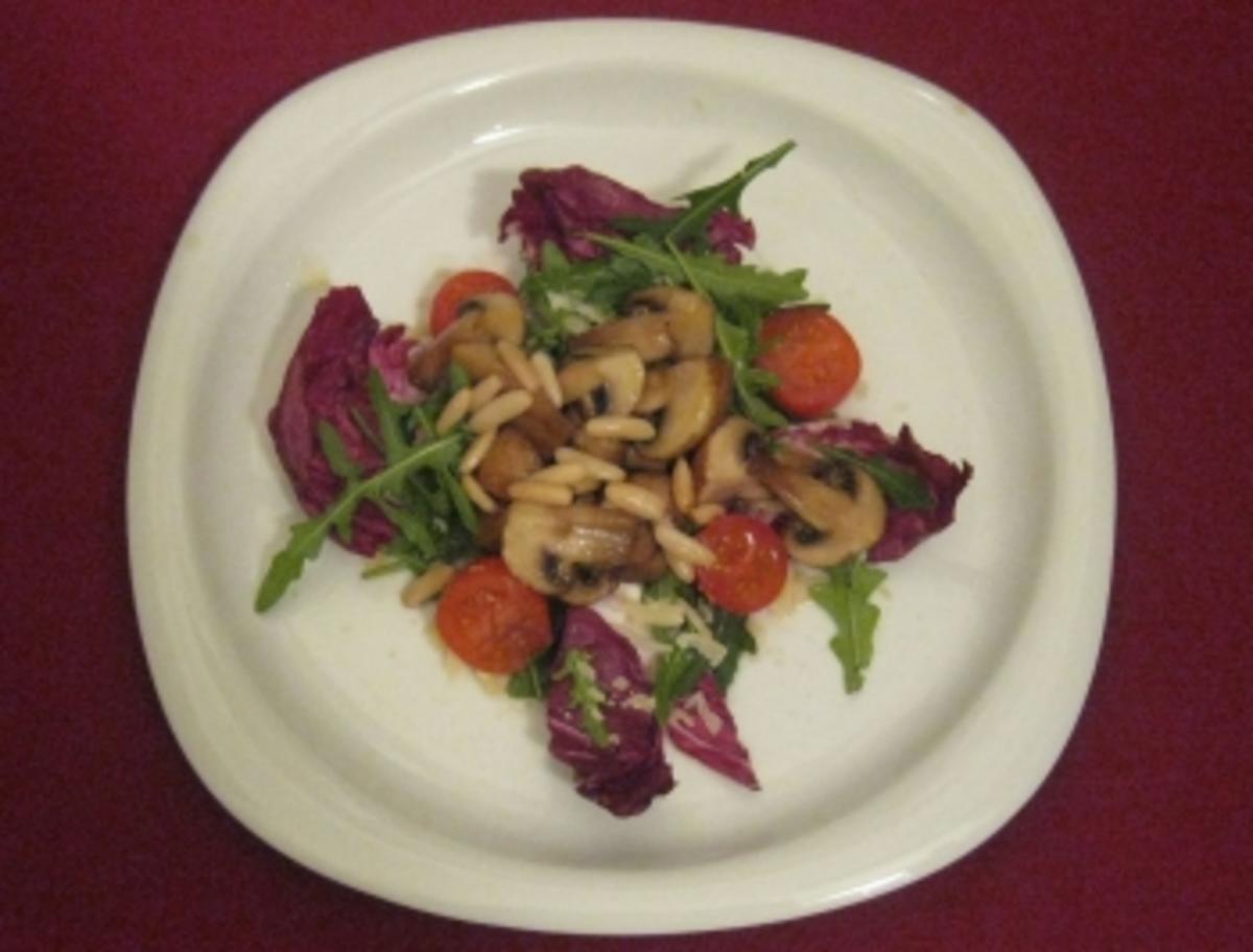 Champignons mit Balsamico-Honigdressing auf Rucola