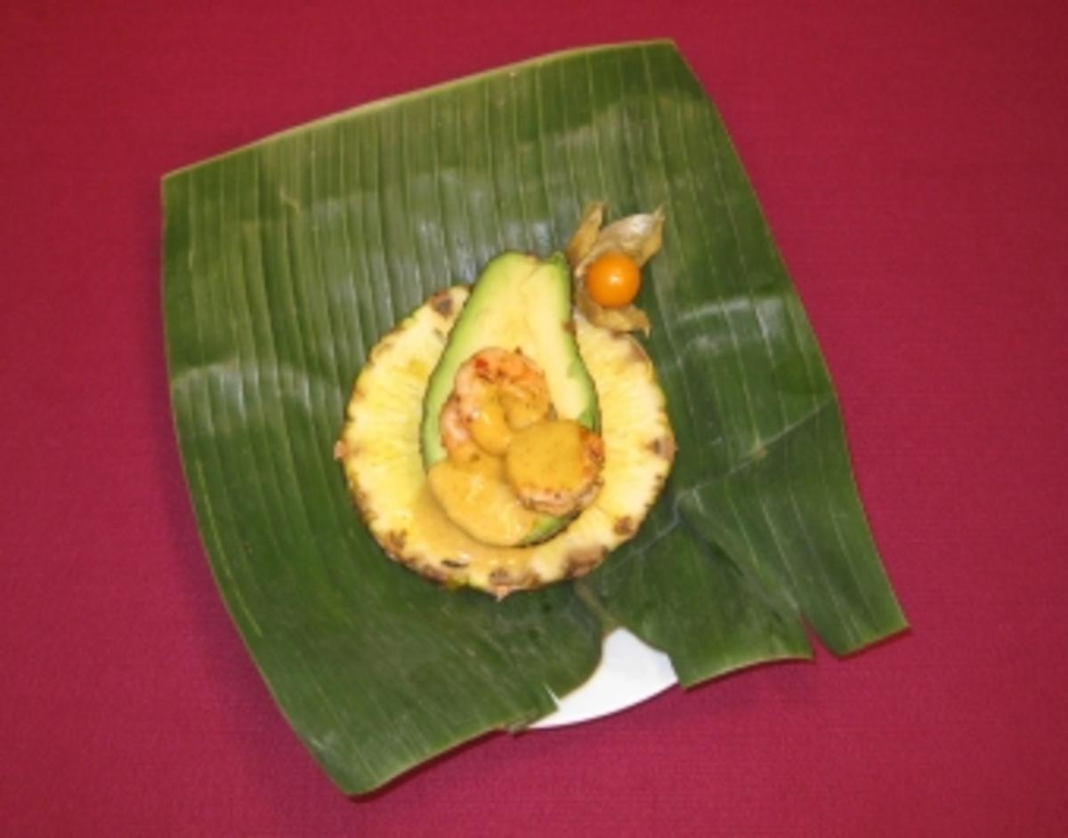 Avocado-Shrimps-Cocktail auf Bananenblatt