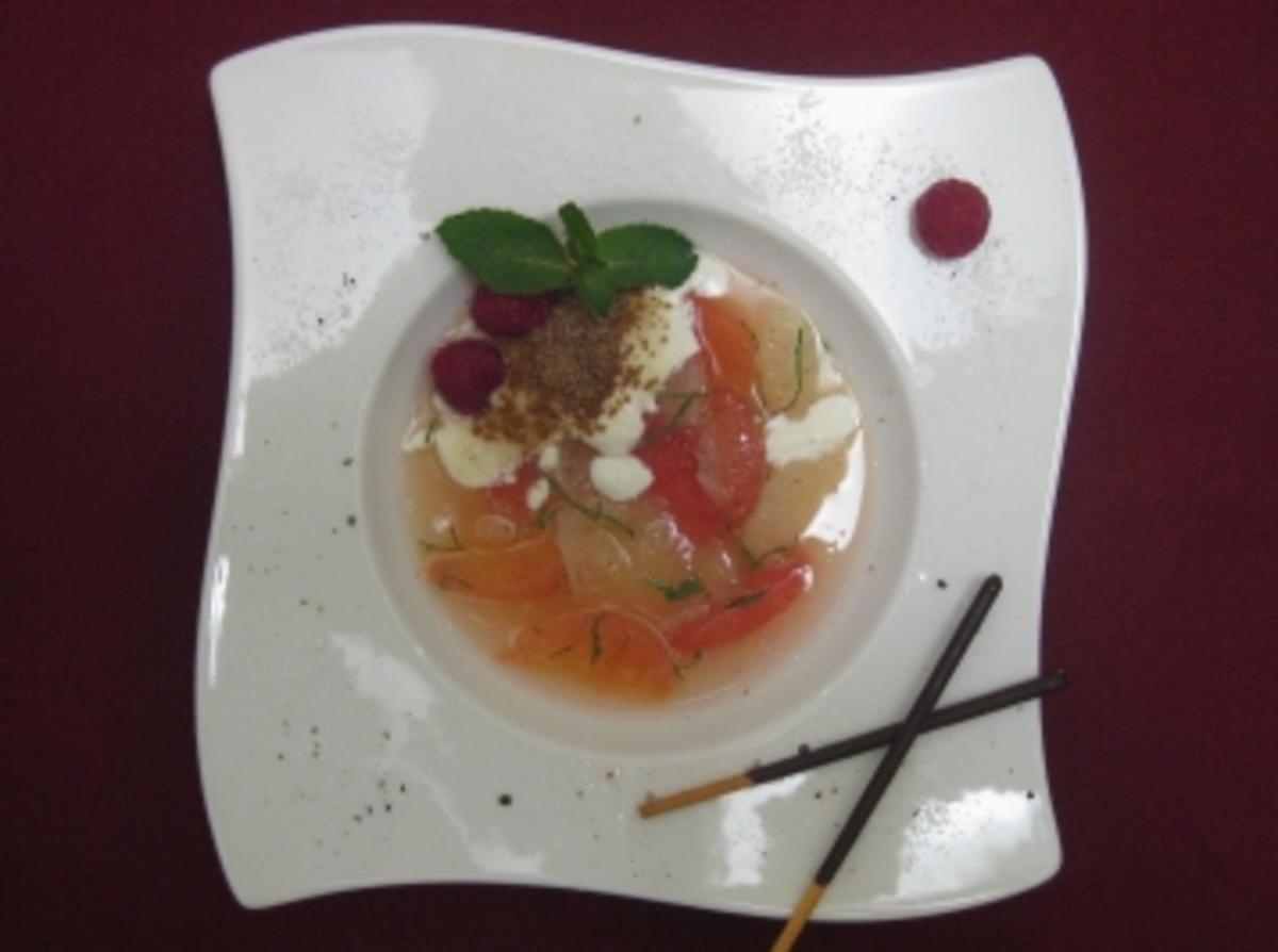 Salat von weißen und roten Grapefruits mit Minzblatt und Szechuanpfeffer