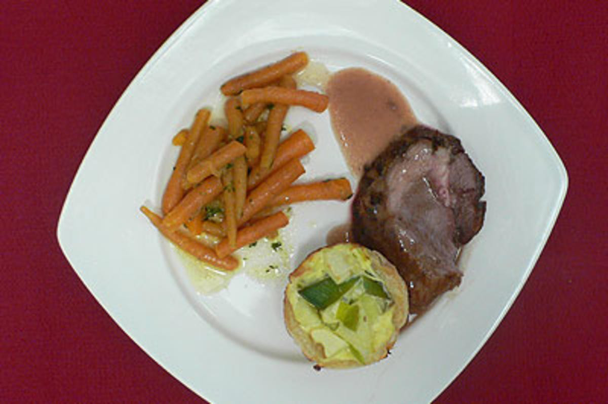 Lammkeule mit Zimt, Apfel-Lauchkuchen und Möhrengemüse