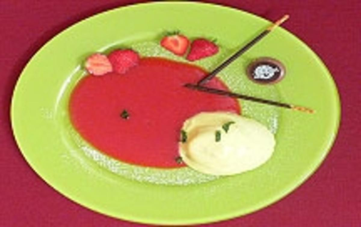 Bayerische Creme auf Früchtespiegel mit frischen Erdbeeren