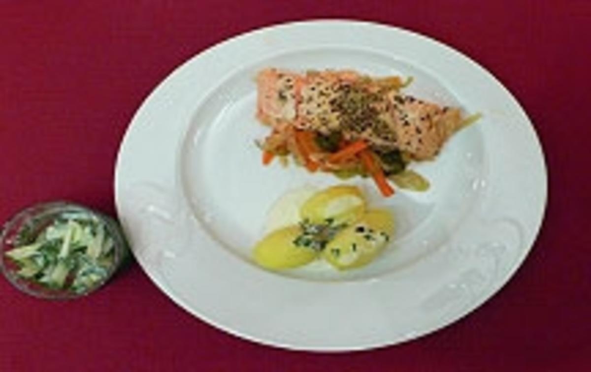Irischer Lachs auf Gemüsebeet mit Minzkartoffeln und Gurken-Dill-Salat