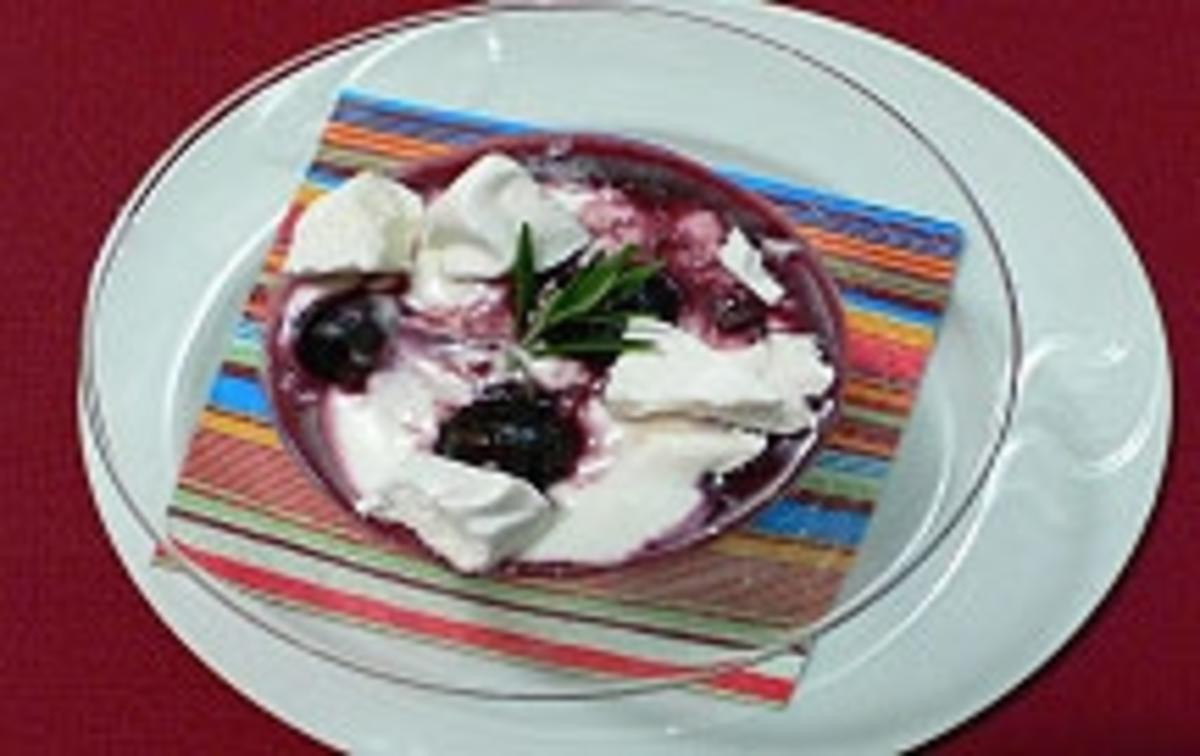 Blaubeer-Joghurt-Creme mit Rosmarin und Baiserhaube