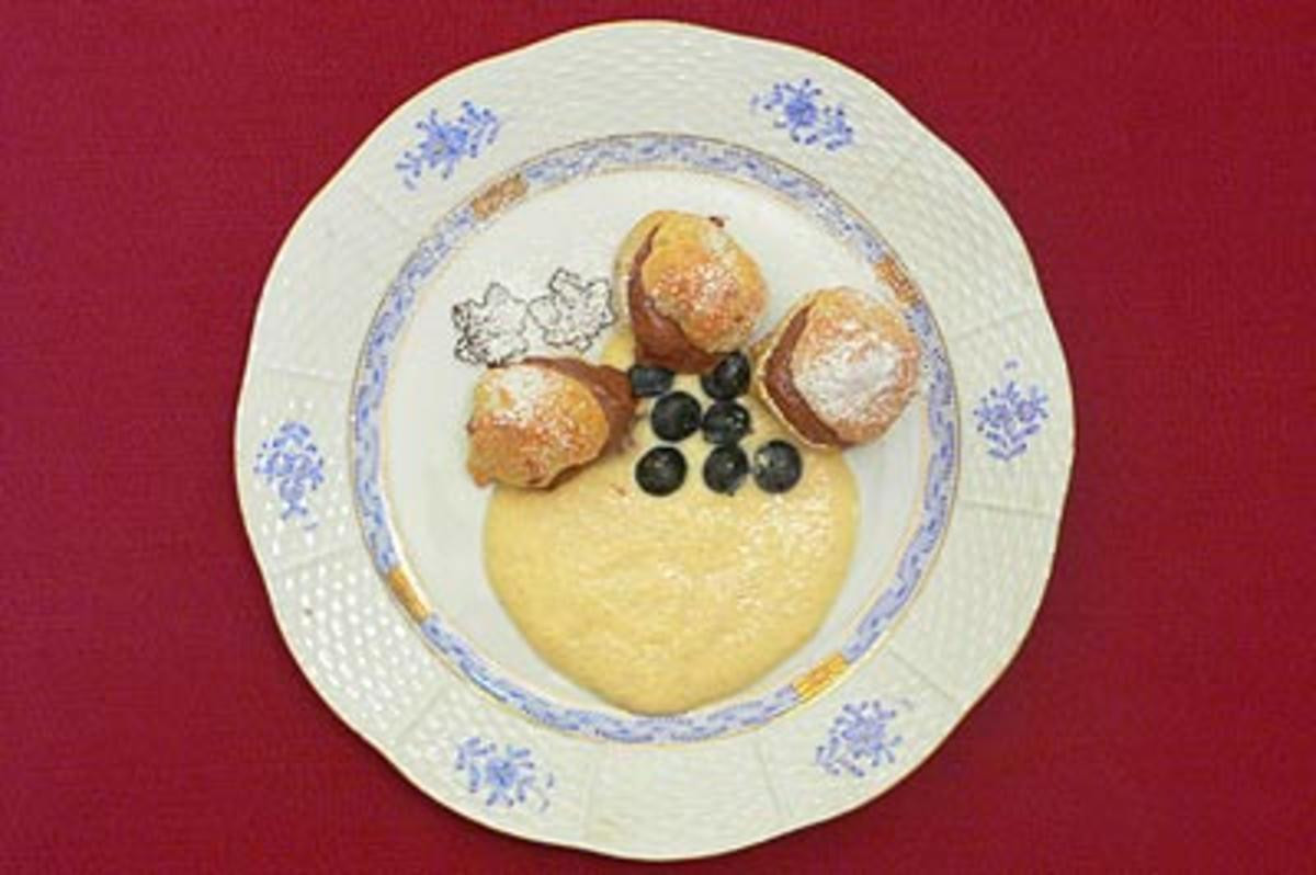 Profiteroles mit Mousse au Chocolat an Bourbon-Vanille-Soße