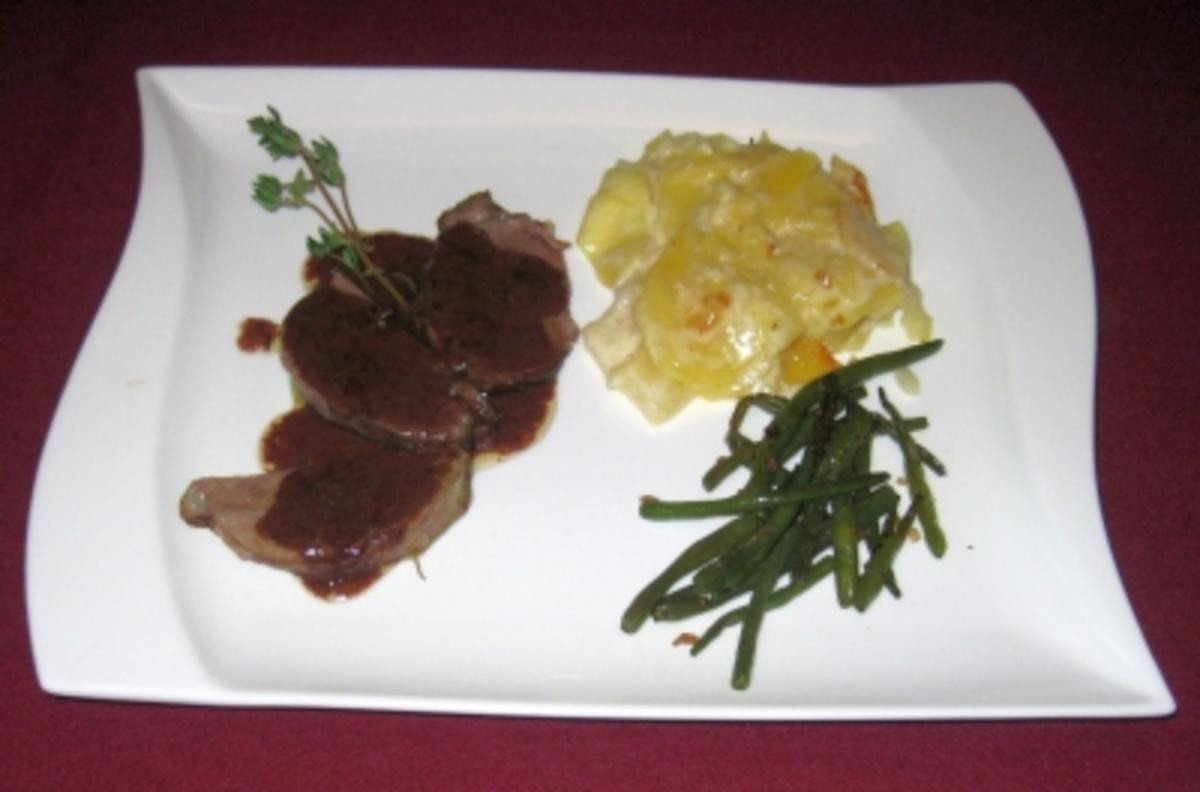 Lammkeule im Heu gegart an Thymiansoße, Bohnen und Kartoffel-Birnen-Gratin