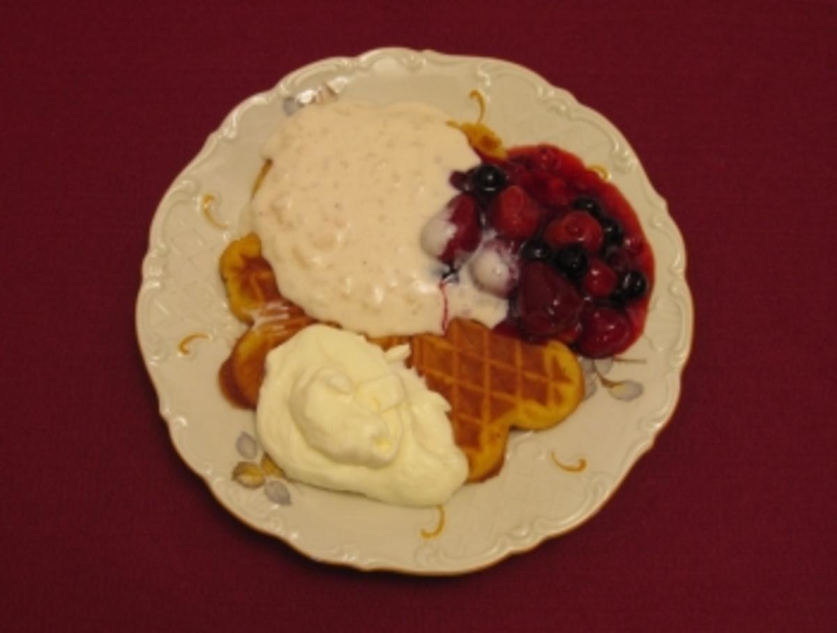 Kaiserwaffeln Bergische Art mit Milchreis, roter Fruchtgrütze und Sahne