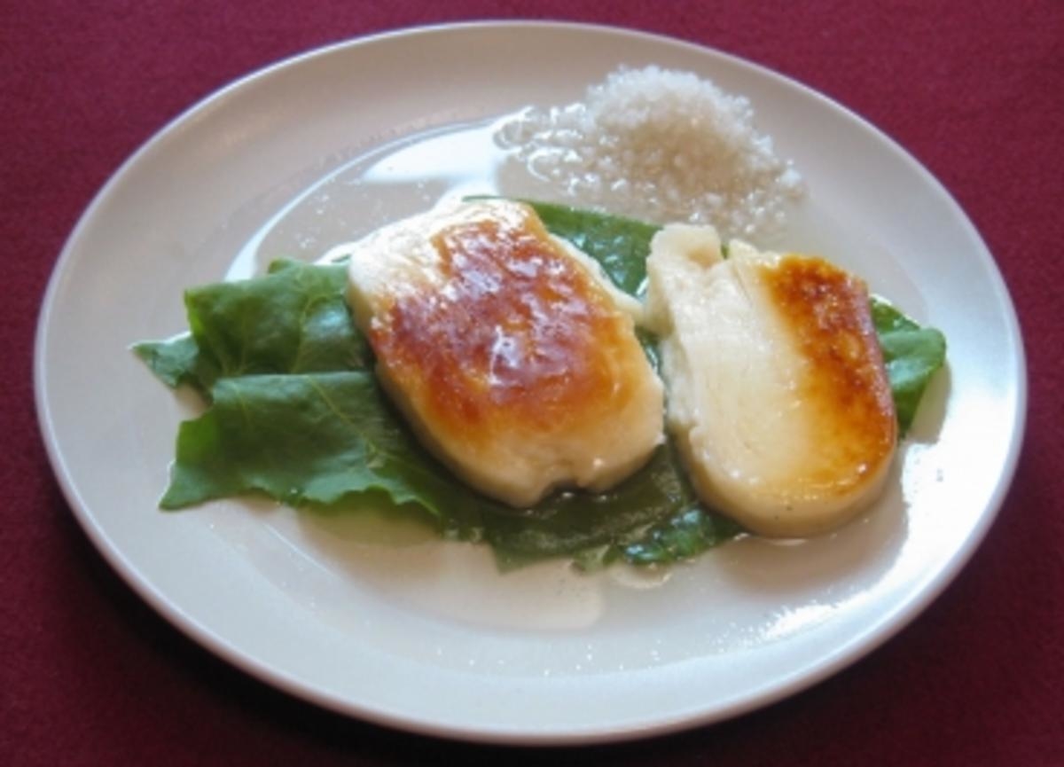 Halloumi in einer Salz-Honig-Lake und Sauerampfer
