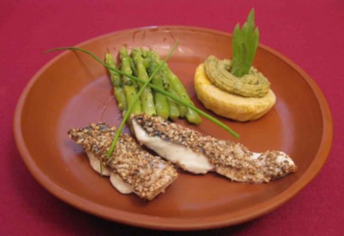 Eier in Pinienkernpesto zu Fischhäppchen in Koriander-Kruste und Spargel