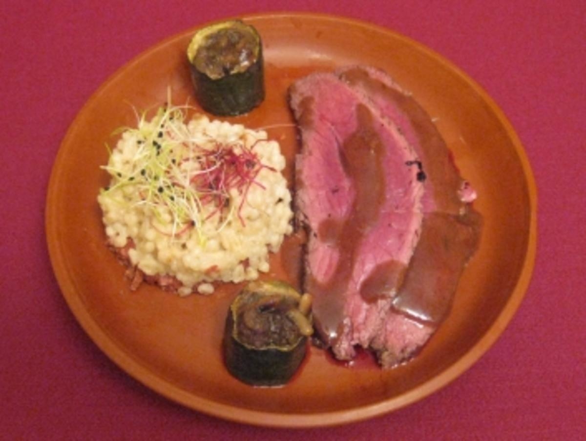 Straußensteak in Dattelsoße an Roter Bete und Zucchini