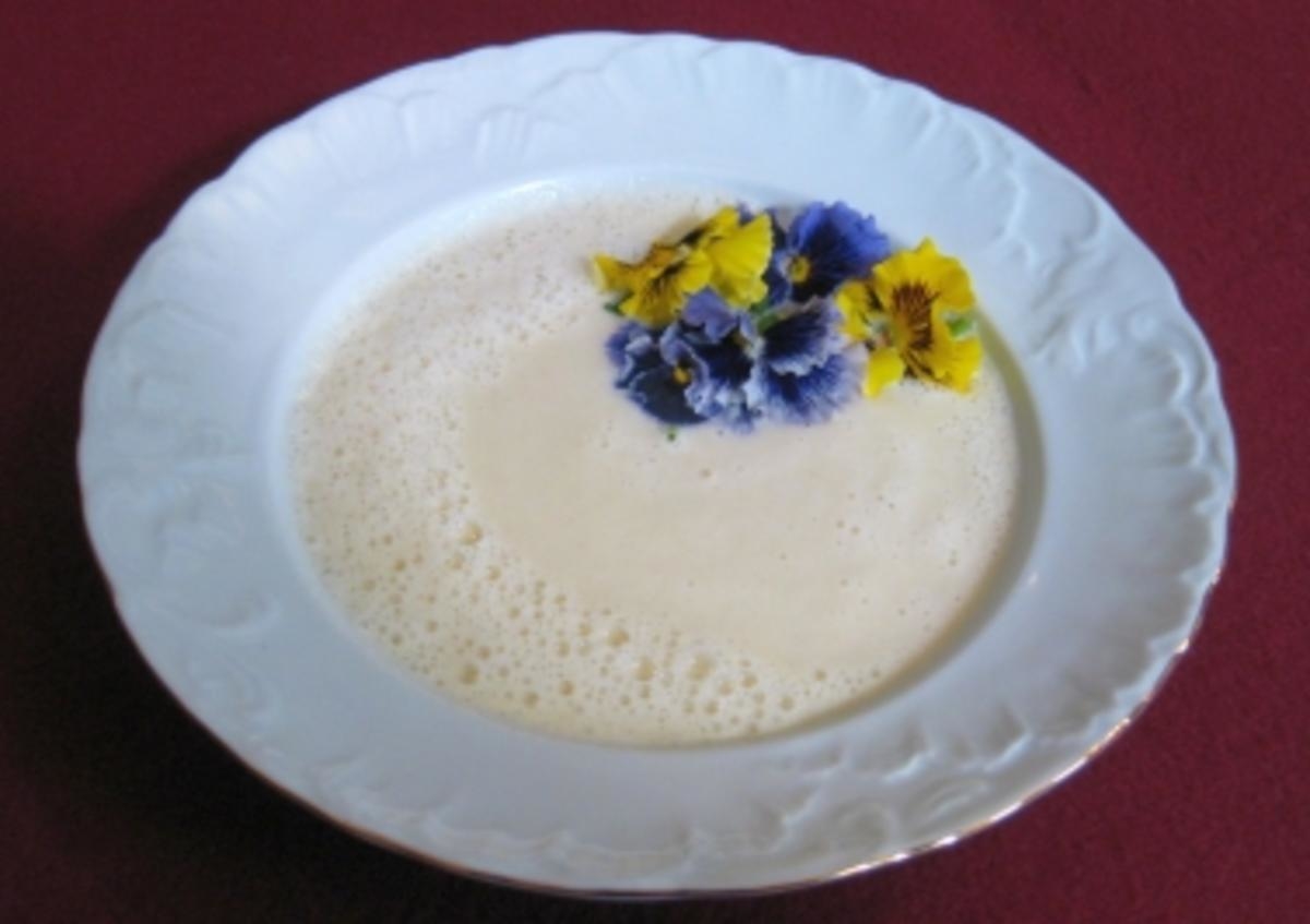 Champagner-Cremesuppe mit bunten Blüten