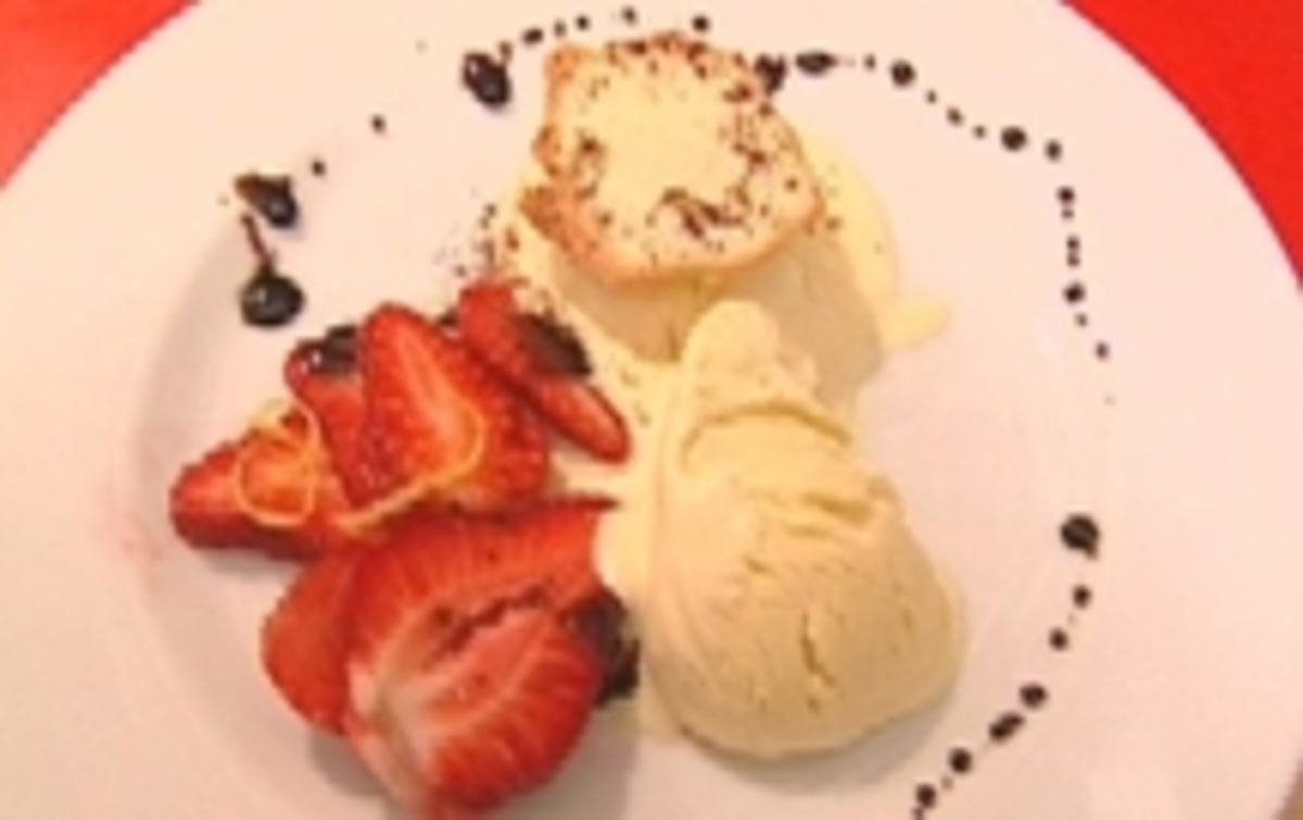 Holunderblütenparfait mit marinierten Erdbeeren
