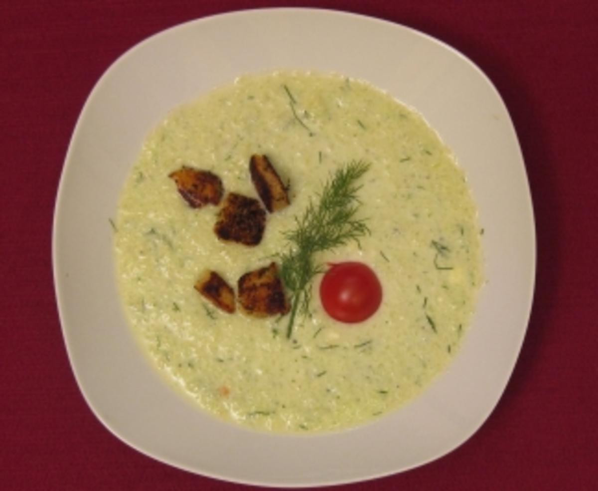 Kalte Gurkensuppe mit warmen Knoblauchcroutons