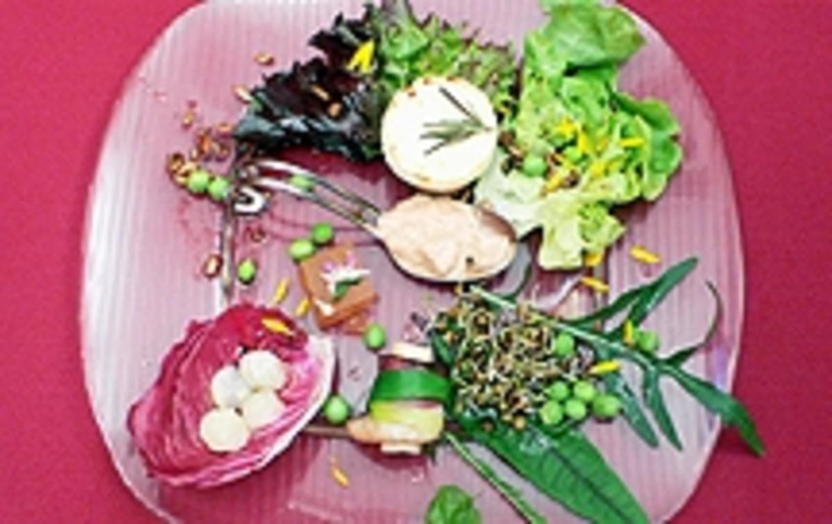 Canapé mit Ziegen-Käse u. Palmherzen in geräucherter Entenbrust